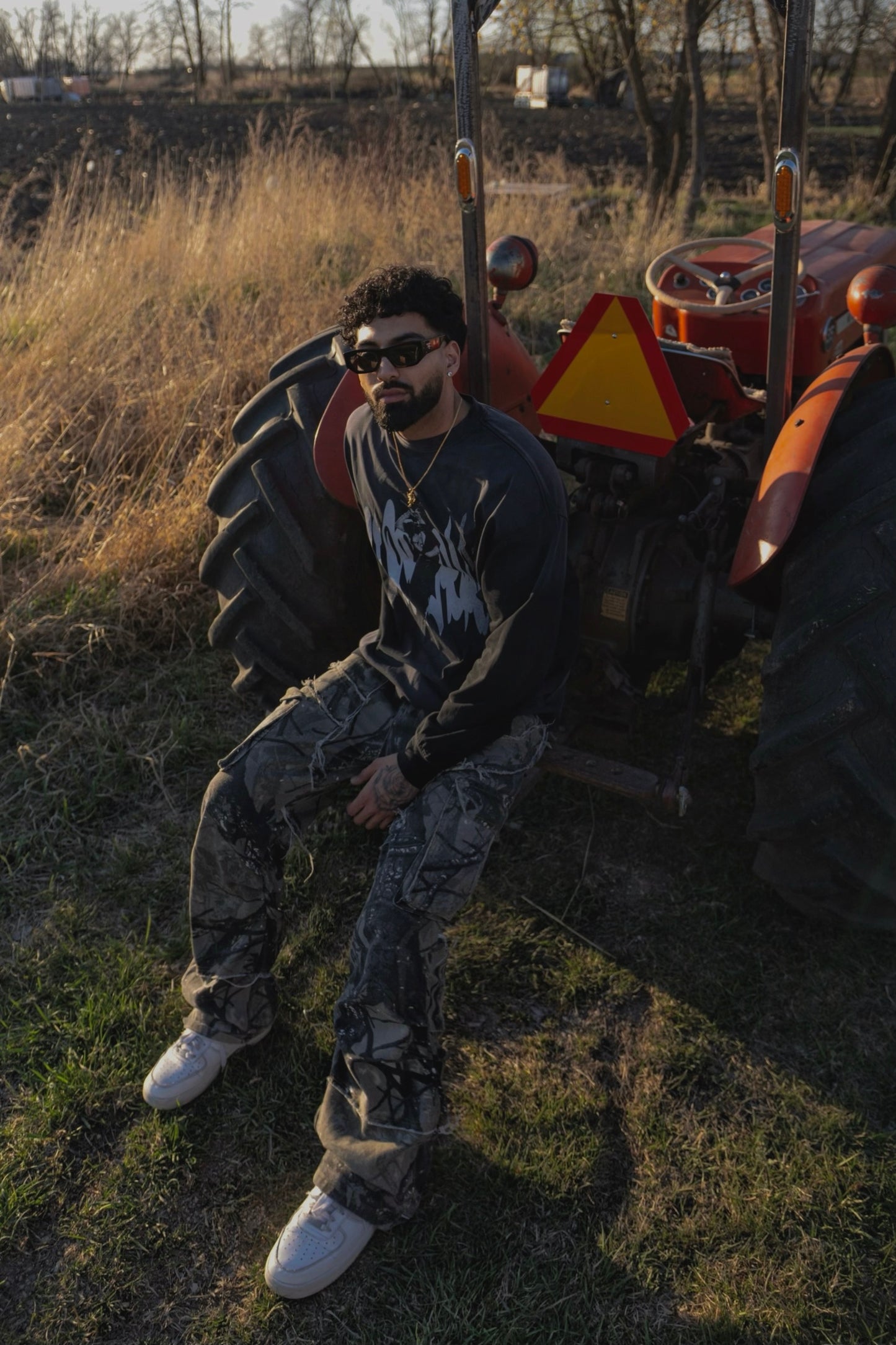 T-shirt à manches longues surdimensionné et délavé à motifs graffiti