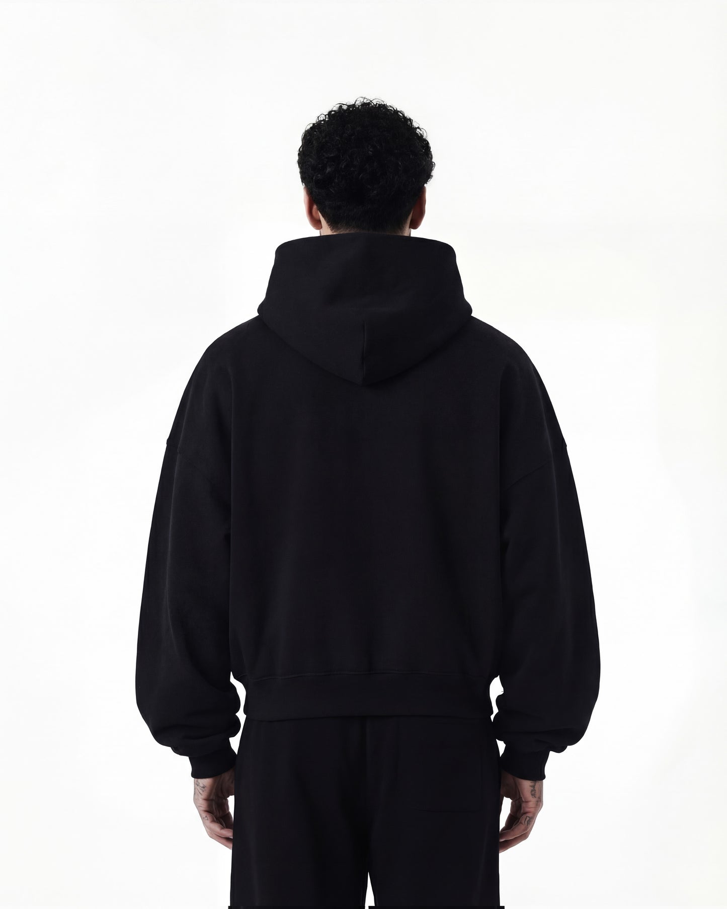 SWEAT À CAPUCHE NOIR COUPE CARRÉE EN POLAIRE